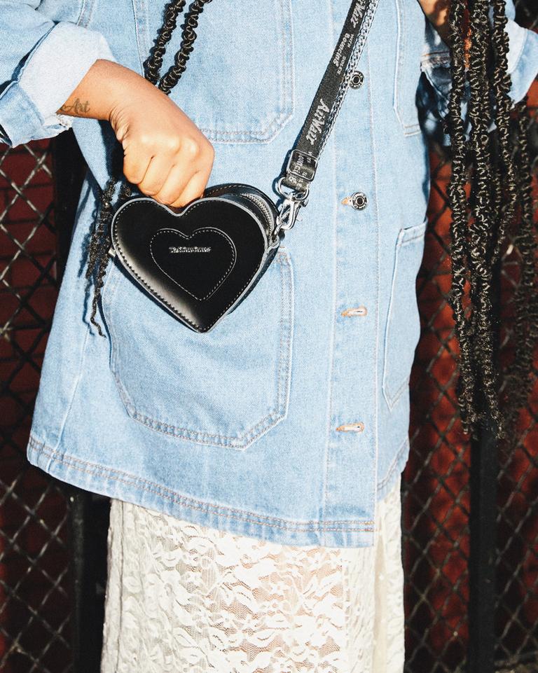 Dr Martens Mini Heart Shaped Kiev Crossbody Veske Svarte | 46781-LKTO